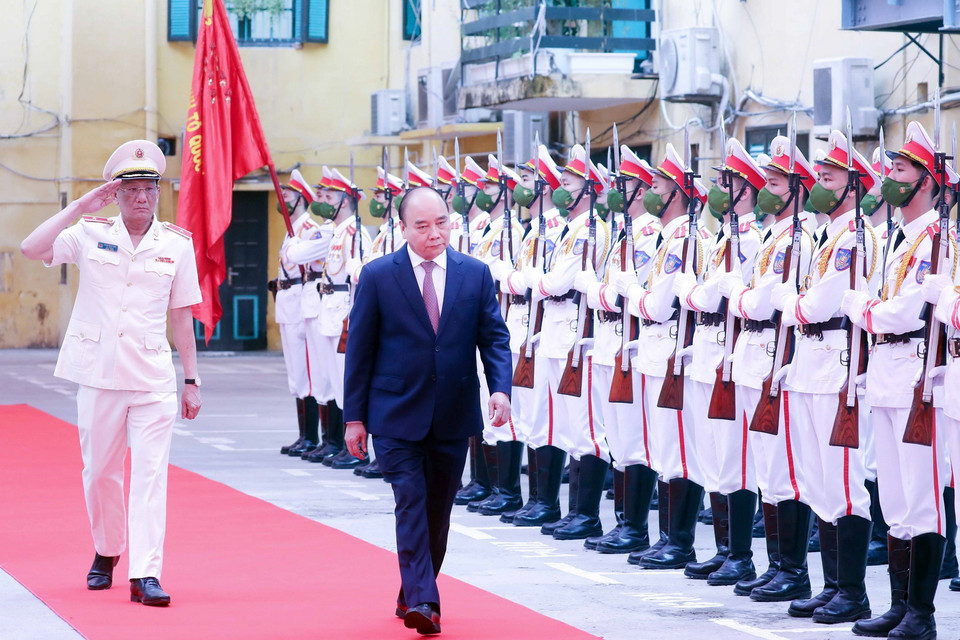 Chủ tịch nước Nguyễn Xuân Phúc duyệt đội danh dự Công an Nhân dân. (Ảnh: Thống Nhất/TTXVN)