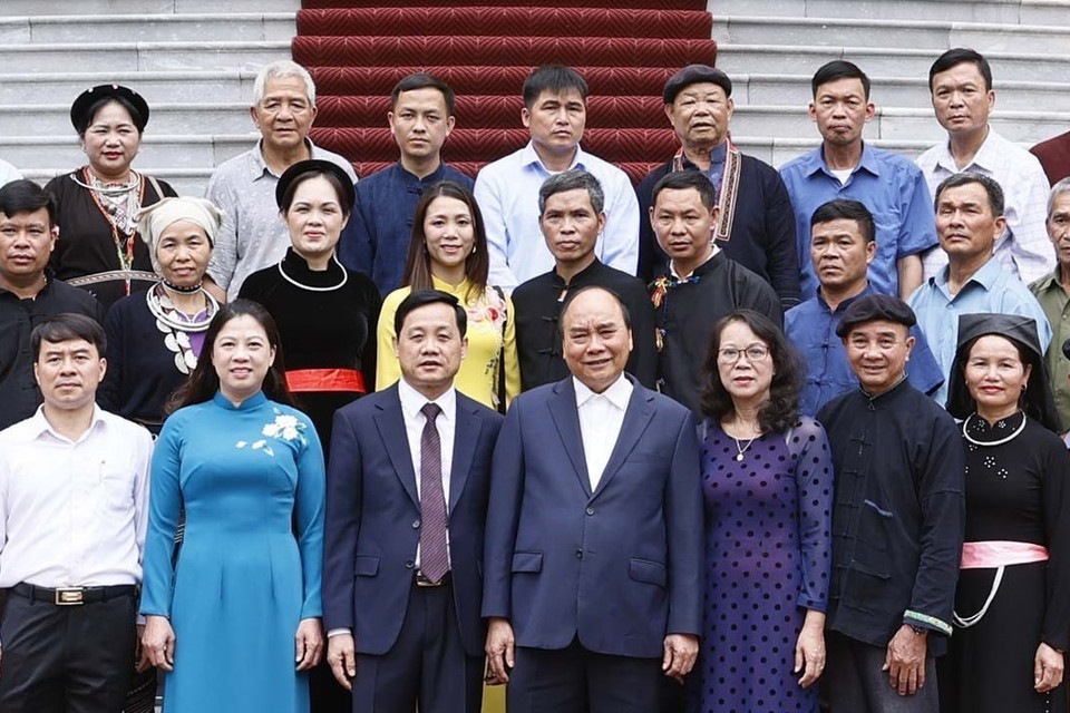 Chủ tịch nước Nguyễn Xuân Phúc và đoàn đại biểu người có uy tín trong đồng bào dân tộc thiểu số tỉnh Tuyên Quang. (Ảnh: Thống Nhất/TTXVN)