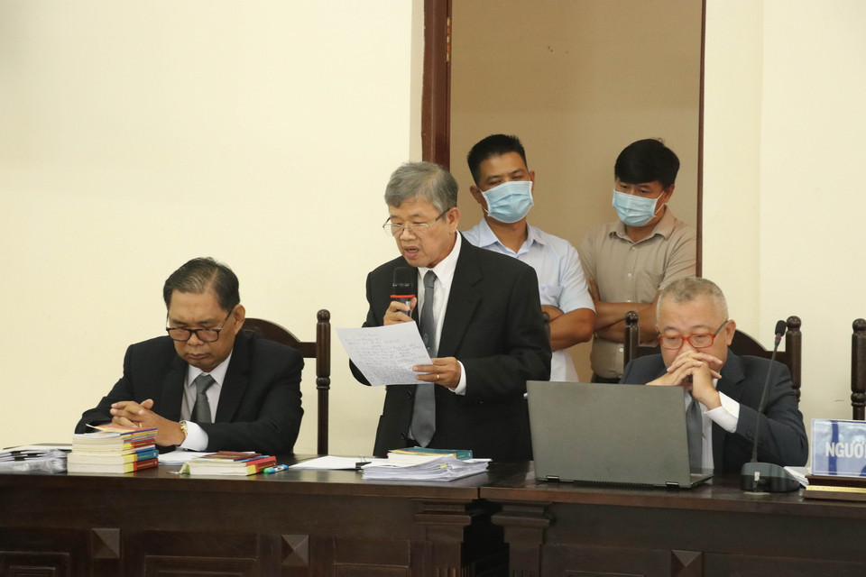  Luật sư của các bị cáo nêu ý kiến đề nghị dừng phiên tòa. (Ảnh: Bùi Giang/TTXVN)