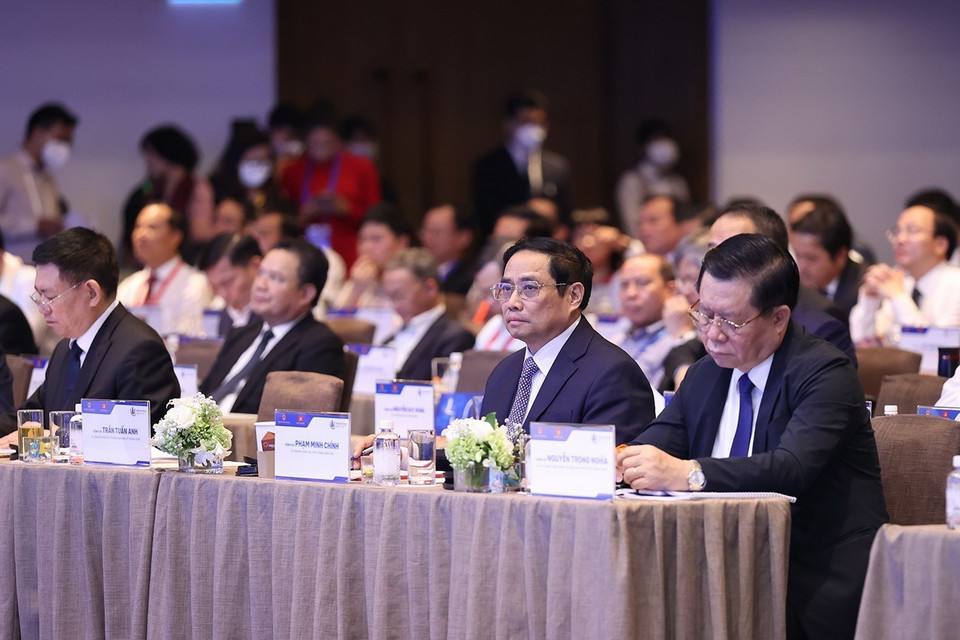 Thủ tướng Phạm Minh Chính và các đại biểu dự Diễn đàn Kinh tế Việt Nam lần thứ tư. (Ảnh: Dương Giang/TTXVN)