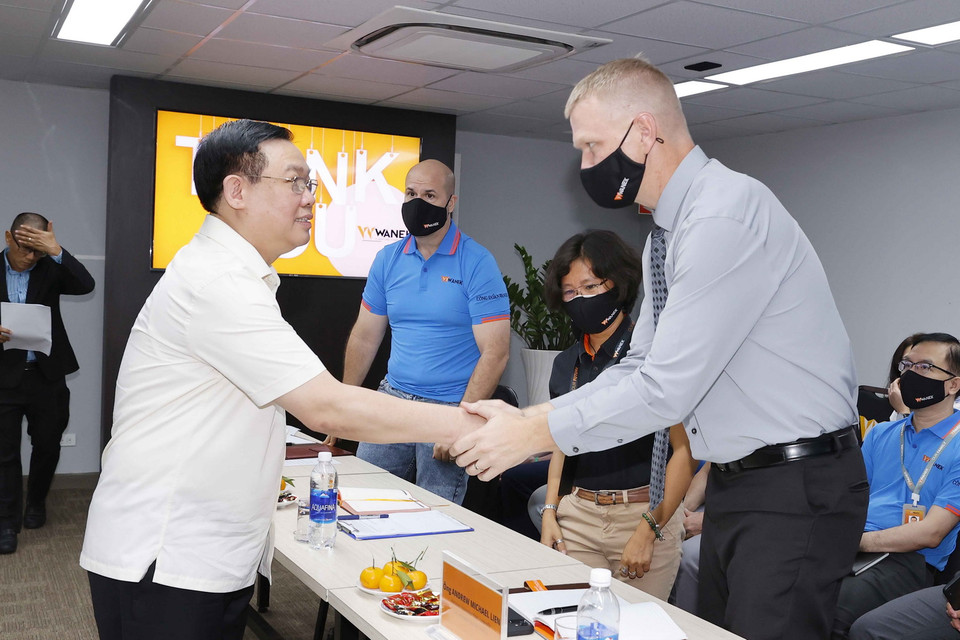 Chủ tịch Quốc hội Vương Đình Huệ với Ban Giám đốc Công ty Wanek Furniture. (Ảnh: Doãn Tấn/TTXVN)