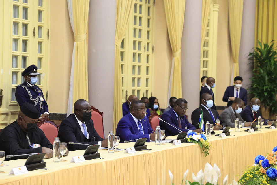Tổng thống Julius Maada Bio và Đoàn đại biểu cấp cao Cộng hòa Sierra Leone tham dự hội đàm. (Ảnh: Thống Nhất/TTXVN)