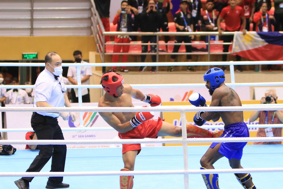 Vận động viên Antonio Honorio-Banario của đội Philippines (đỏ) và vận động viên Tanoi Yermias-Yohanes đội Indonesia (xanh) ở nội dung Low Kick, hạng cân dưới 71kg với tỷ số 3-0. (Ảnh: Thanh Thương/TTXVN)