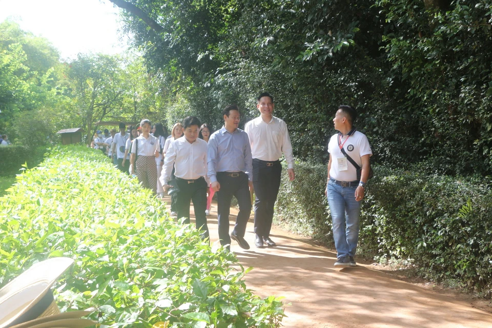 Đoàn trại Hè Việt Nam tham quan quê nội Bác Hồ. (Ảnh: Bích Huệ/TTXVN)