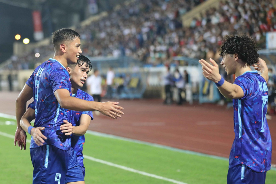 Các cầu thủ U23 Thái Lan ăn mừng bàn thắng mở tỷ số của tiền vệ Benjamin James Davis (17) ở phút 45+1. (Ảnh: Thanh Tùng/TTXVN)