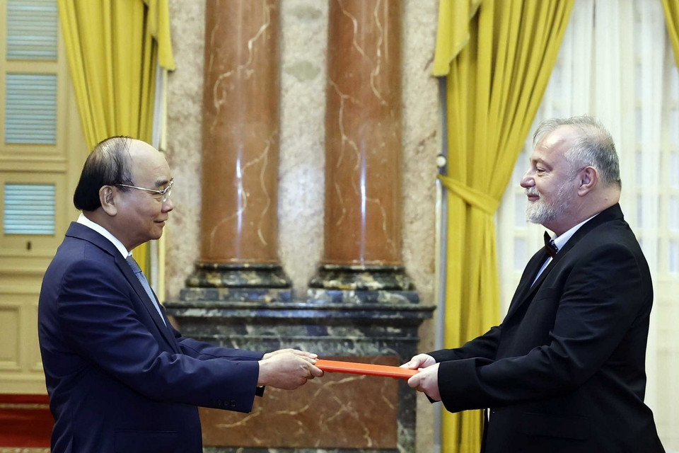 Chủ tịch nước Nguyễn Xuân Phúc nhận Quốc thư từ Đại sứ Cộng hòa Séc Hynek Kmonícek. (Ảnh: Thống Nhất/TTXVN)