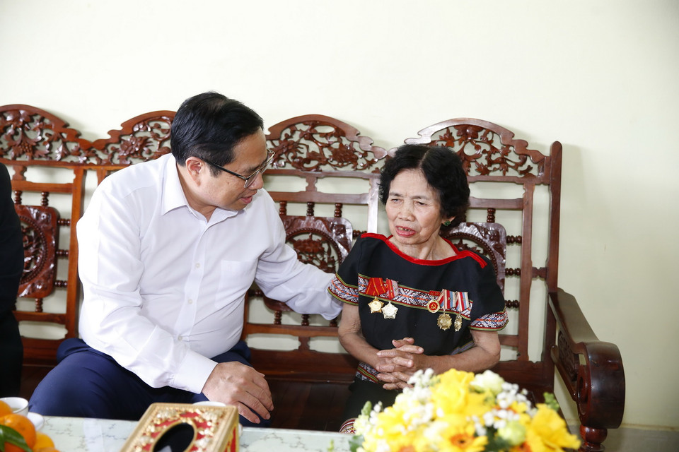 Thủ tướng Phạm Minh Chính nói chuyện với thương binh mất sức 41% Y Thu tại phường Trà Bá, thành phố Pleiku, tỉnh Gia Lai. (Ảnh: Văn Điệp/TTXVN)