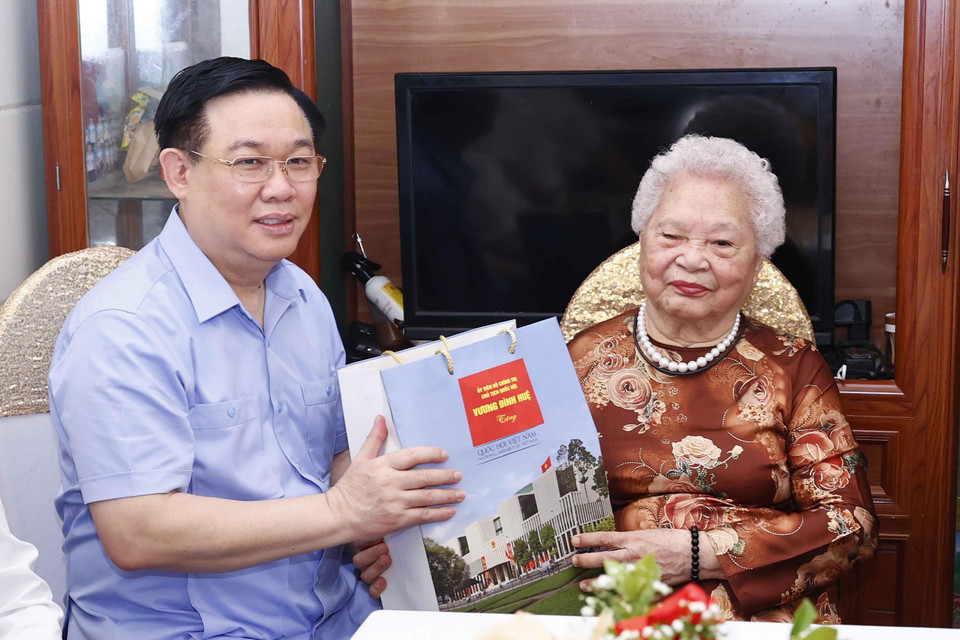 Chủ tịch Quốc hội Vương Đình Huệ thăm, tặng quà Mẹ Việt Nam Anh hùng Nguyễn Thị Kim Oanh, có hai con là liệt sỹ, tại phường Hồng Sơn, thành phố Vinh. (Ảnh: Doãn Tấn/TTXVN)