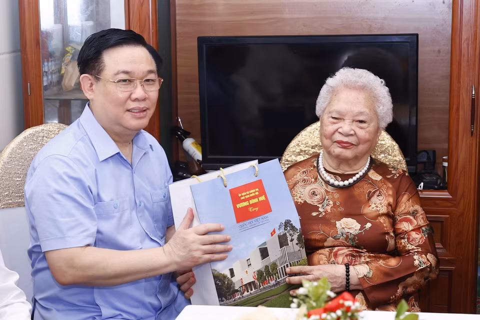 Chủ tịch Quốc hội Vương Đình Huệ thăm, tặng quà Mẹ Việt Nam Anh hùng Nguyễn Thị Kim Oanh, có hai con là liệt sỹ, tại phường Hồng Sơn, thành phố Vinh. (Ảnh: Doãn Tấn/TTXVN)