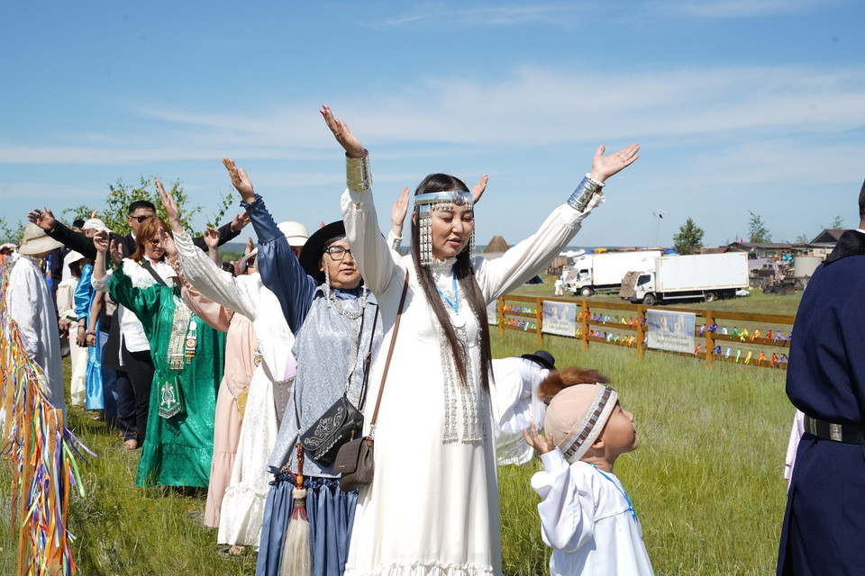  Nghi lễ giơ hai tay đón ánh nắng Mặt Trời. (Ảnh: Duy Trinh/TTXVN)