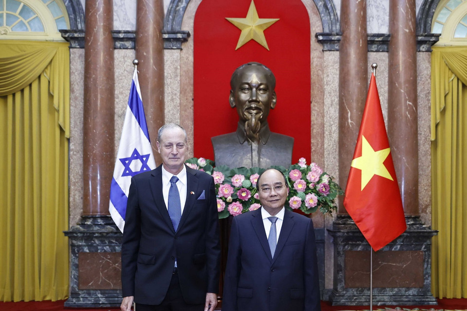 Chủ tịch nước Nguyễn Xuân Phúc chụp ảnh chung với Đại sứ Israel Yaron Mayer. (Ảnh: Thống Nhất/TTXVN)