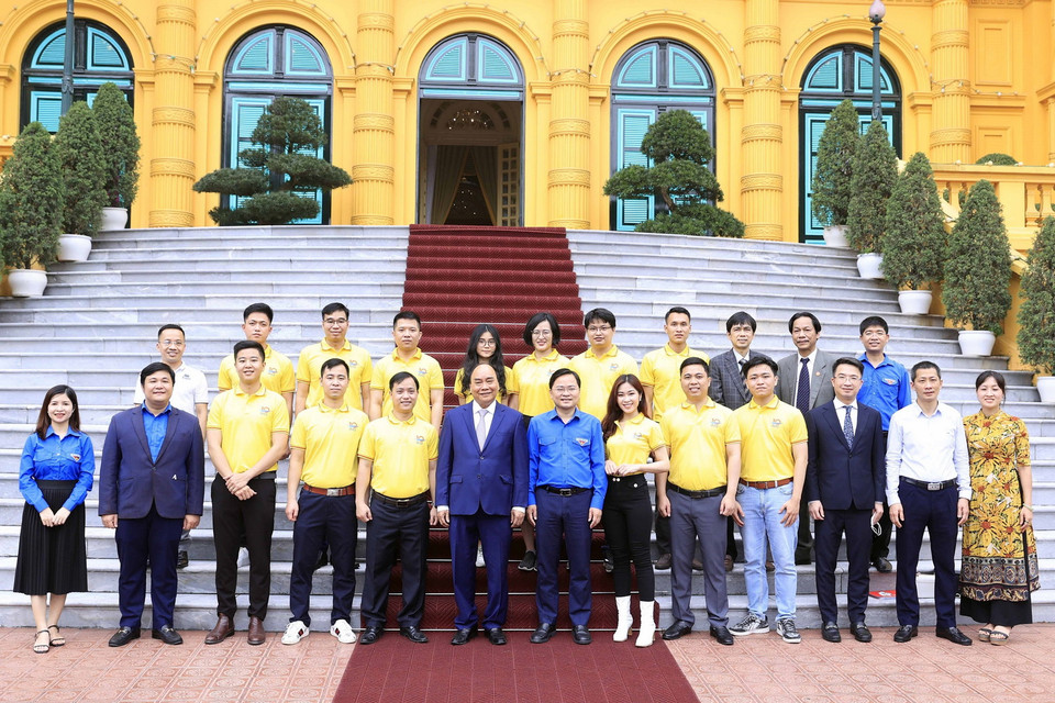 Chủ tịch nước Nguyễn Xuân Phúc và các gương mặt trẻ Việt Nam tiêu biểu năm 2021. (Ảnh: Thống Nhất/ TTXVN)