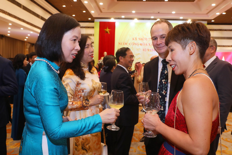 Tổng Giám đốc Thông tấn xã Việt Nam Vũ Việt Trang cùng các đại biểu nâng ly chúc mừng tại Lễ kỷ niệm. (Ảnh: Lâm Khánh/TTXVN_