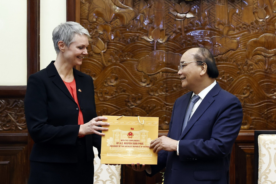 Chủ tịch nước Nguyễn Xuân Phúc tặng quà Đại sứ Vương quốc Na Uy Hilde Solbakken. (Ảnh: Thống Nhất/TTXVN)