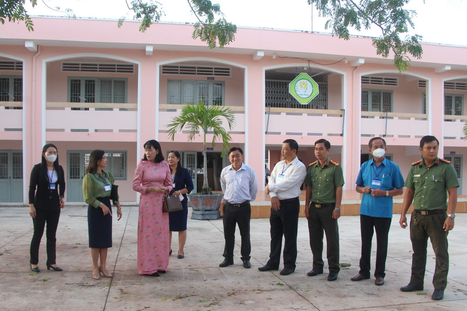  Đoàn kiểm tra công tác tổ chức thi tốt nghiệp tại điểm thi trường THPT Vị Thanh, thành phố Vị Thanh, tỉnh Hậu Giang. (Ảnh: Hồng Thái/TTXVN)