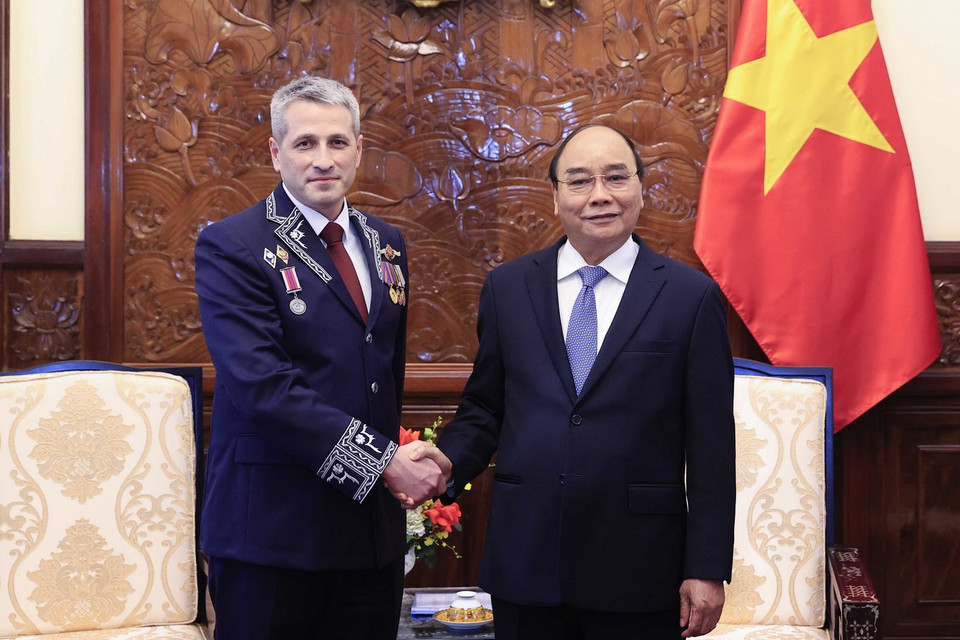 Chủ tịch nước Nguyễn Xuân Phúc và Đại sứ Belarus Uladzimir Baravikov. (Ảnh: Thống Nhất/TTXVN)