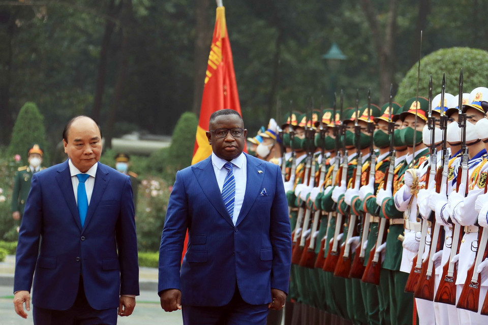 Chủ tịch nước Nguyễn Xuân Phúc và Tổng thống Cộng hòa Sierra Leone Julius Maada Bio duyệt Đội danh dự Quân đội Nhân dân Việt Nam. (Ảnh: Thống Nhất/TTXVN) 