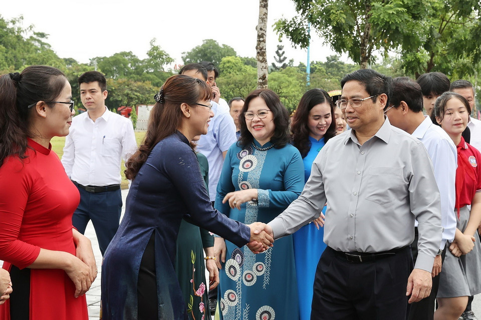 Thủ tướng Phạm Minh Chính với giáo viên, học sinh cụm liên trường thành phố Lào Cai. (Ảnh: Dương Giang/TTXVN) 