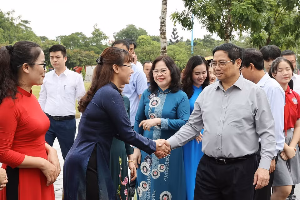 Thủ tướng Phạm Minh Chính với giáo viên, học sinh cụm liên trường thành phố Lào Cai. (Ảnh: Dương Giang/TTXVN) 