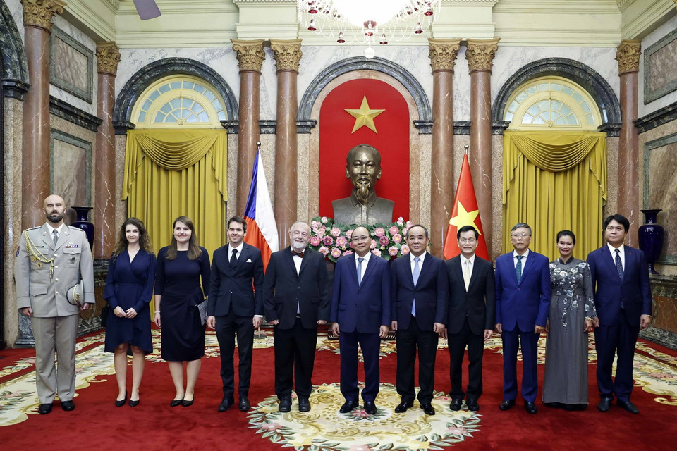 Chủ tịch nước Nguyễn Xuân Phúc với Đại sứ Cộng hòa Séc Hynek Kmonícek và các đại biểu. (Ảnh: Thống Nhất/TTXVN) 