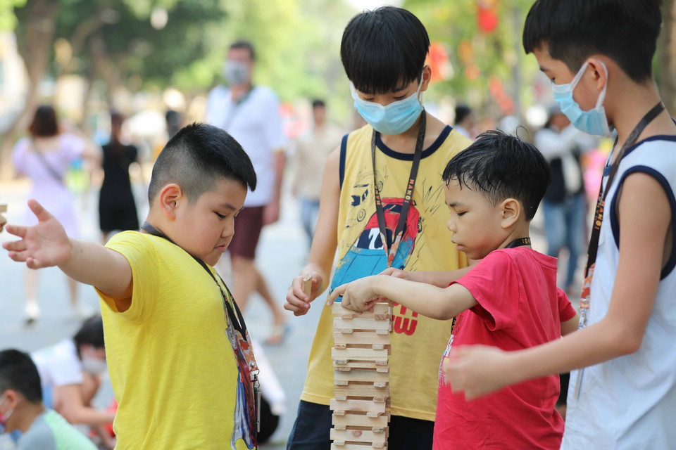 Các em nhỏ háo hức với trò chơi cùng gỗ. (Ảnh: Thanh Tùng/TTXVN)