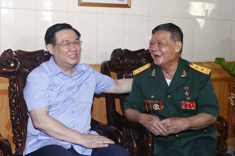 Chủ tịch Quốc hội Vương Đình Huệ nói chuyện thân mật với Anh hùng lực lượng Vũ trang, thương binh 3/4 Đoàn Minh Nguyệt, xã Nghi Phong, huyện Nghi Lộc. (Ảnh: Doãn Tấn/TTXVN)