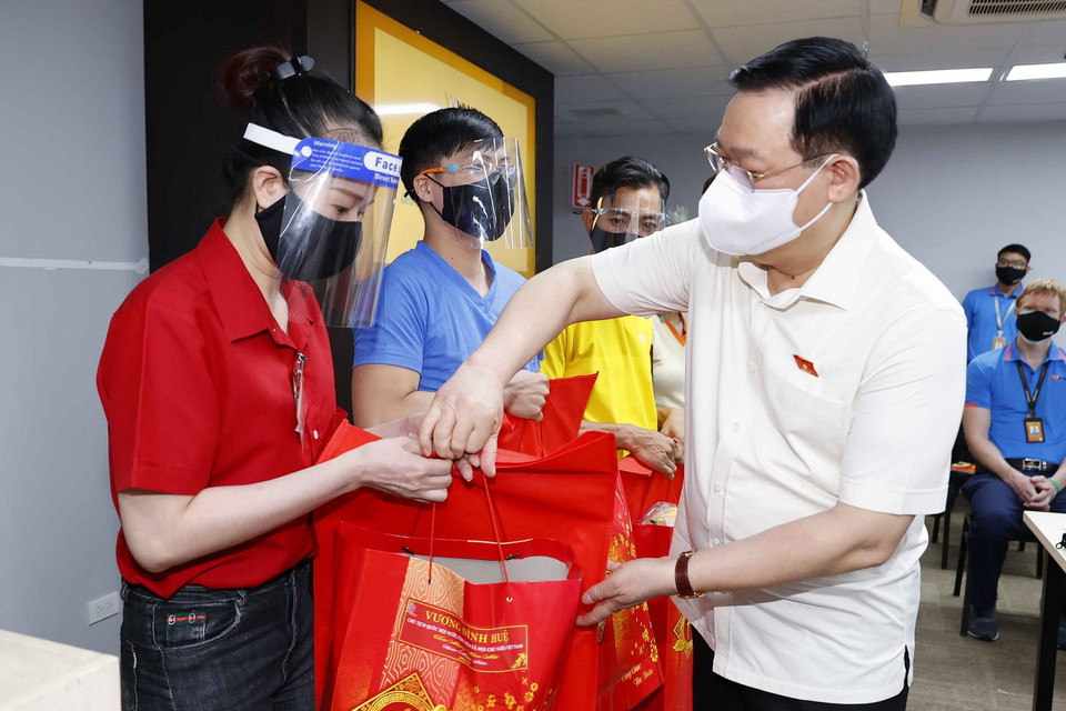 Chủ tịch Quốc hội Vương Đình Huệ tặng quà Tết cho công nhân, người lao động đang làm việc tại Công ty Wanek Furniture. (Ảnh: Doãn Tấn/TTXVN)