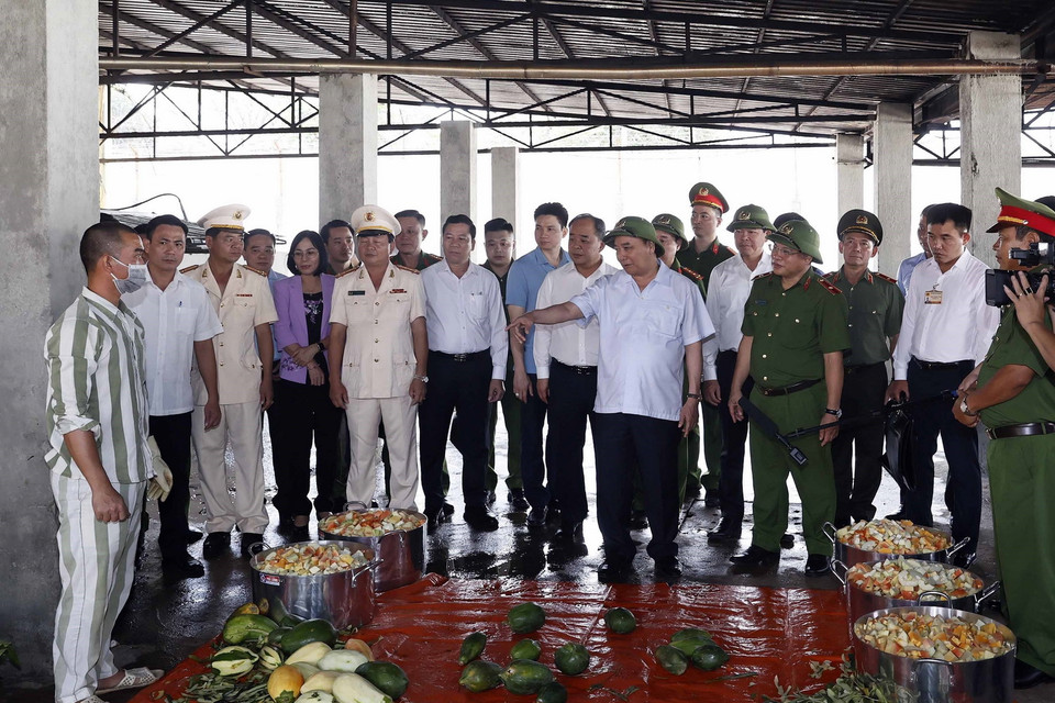 Chủ tịch nước Nguyễn Xuân Phúc thăm và kiểm tra công tác đặc xá tại khu nhà bếp của phân trại số 1. (Ảnh: Thống Nhất/TTXVN)