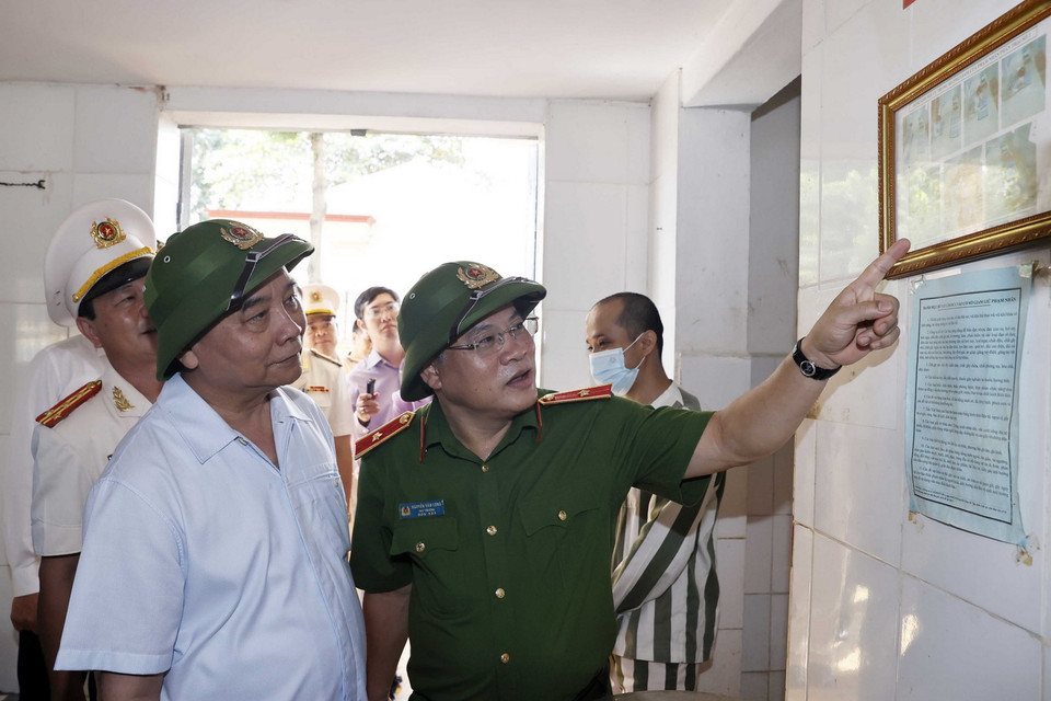 Chủ tịch nước Nguyễn Xuân Phúc thăm và kiểm tra công tác đặc xá tại Trại giam Xuân Lộc. (Ảnh: Thống Nhất/TTXVN)