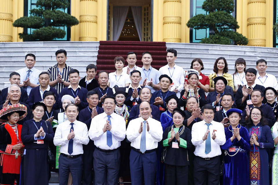 Chủ tịch nước chụp ảnh cùng với Đoàn đại biểu dân tộc thiểu số tiêu biểu tỉnh Cao Bằng. (Ảnh: Thống Nhất/TTXVN)