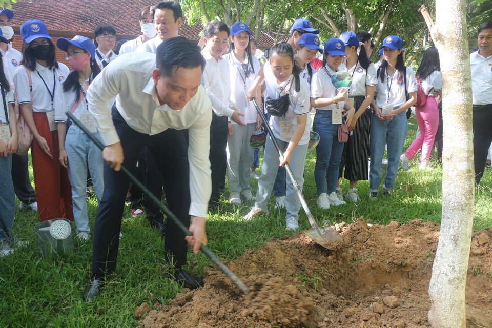  Đoàn trại Hè Việt Nam trồng cây lưu niệm tại Khu di tích Kim Liên, huyện Nam Đàn. (Ảnh: Bích Huệ/TTXVN)