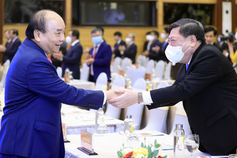 Chủ tịch nước Nguyễn Xuân Phúc với các đại biểu tham dự buổi lễ. (Ảnh: Thống Nhất/TTXVN)