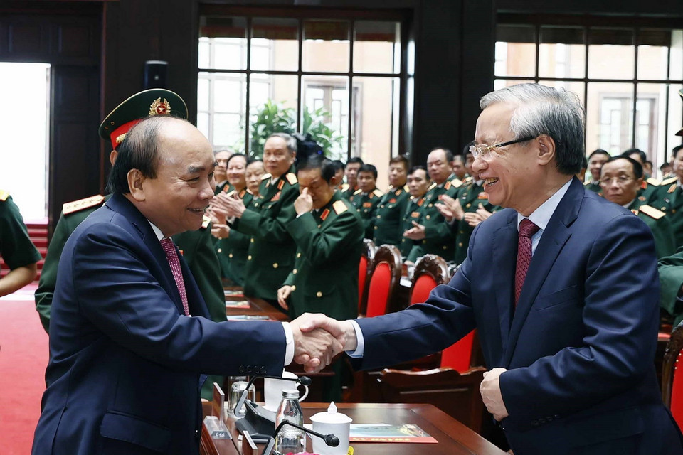 Chủ tịch nước Nguyễn Xuân Phúc với nguyên Thường trực Ban Bí thư Trần Quốc Vượng. (Ảnh: Thống Nhất/TTXVN)