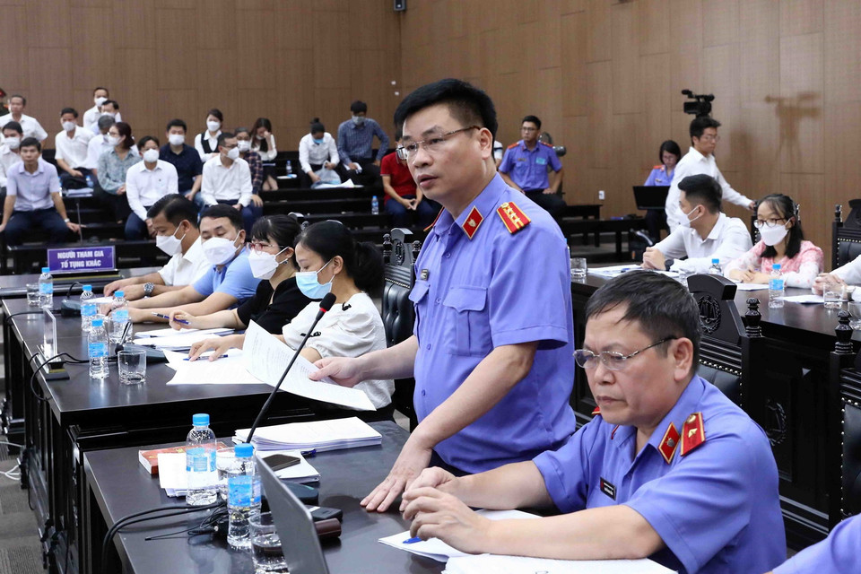 Đại diện Viện Kiểm sát công bố bản cáo trạng các bị cáo tại Phiên tòa. (Ảnh: Phạm Kiên/TTXVN)