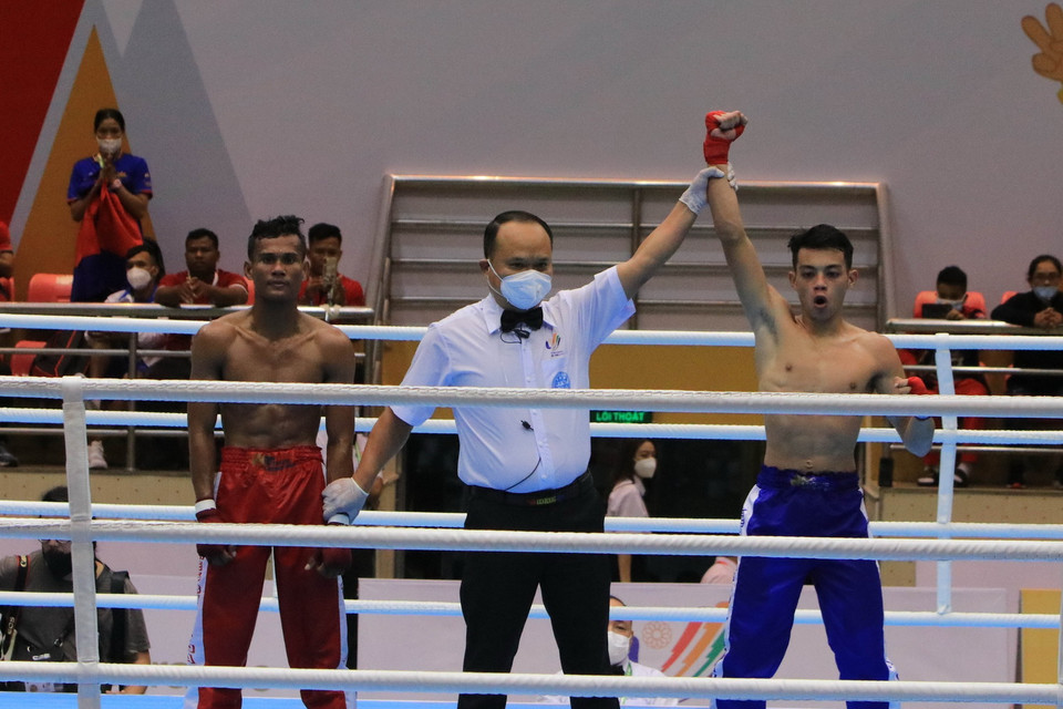 Kham Khlaneang (đội Campuchia, đỏ) thua Masdor Mohammad_Rifdean (Malaysia, xanh) ở nội dung Full Contact hạng cân dưới 51kg với tỷ số 0-3. (Ảnh: Thái Hùng/TTXVN)