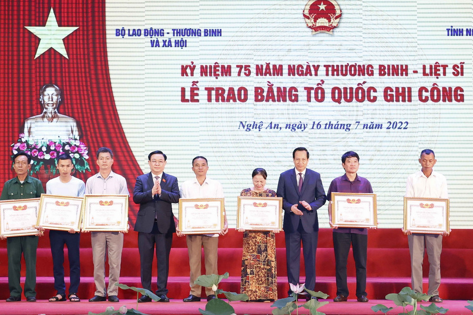 Chủ tịch Quốc hội Vương Đình Huệ và Bộ trưởng Bộ Lao động - Thương binh và Xã hội Đào Ngọc Dung trao Bằng Tổ quốc ghi công cho thân nhân các gia đình liệt sĩ. Ảnh: Doãn Tấn - TTXVN