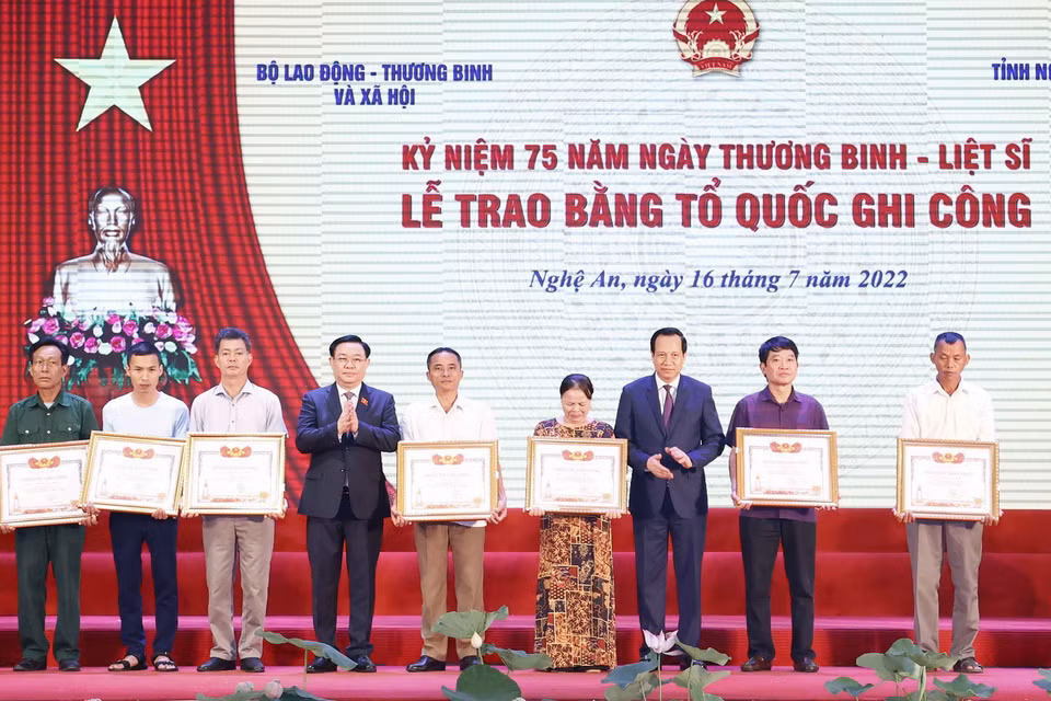 Chủ tịch Quốc hội Vương Đình Huệ và Bộ trưởng Bộ Lao động - Thương binh và Xã hội Đào Ngọc Dung trao Bằng Tổ quốc ghi công cho thân nhân các gia đình liệt sĩ. Ảnh: Doãn Tấn - TTXVN