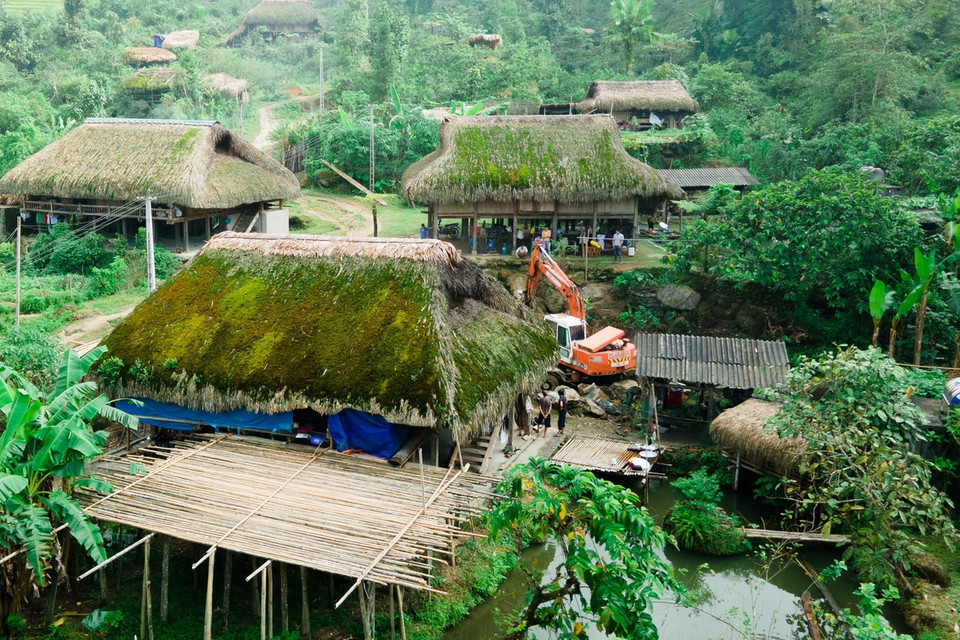  Nơi đây có khí hậu mát mẻ quanh năm, sương mù kết hợp độ ẩm cao đặc trưng tạo nên những lớp rêu xanh phủ trên mái lá tầng tầng lớp lớp như đồng bào Dao. (Ảnh: Nam Thái/TTXVN)