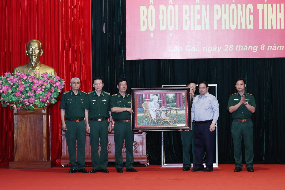 Thủ tướng Phạm Minh Chính tặng bức ảnh chân dung Chủ tịch Hồ Chí Minh cho Bộ Chỉ huy Bộ đội Biên phòng tỉnh Lào Cai. (Ảnh: Dương Giang/TTXVN)