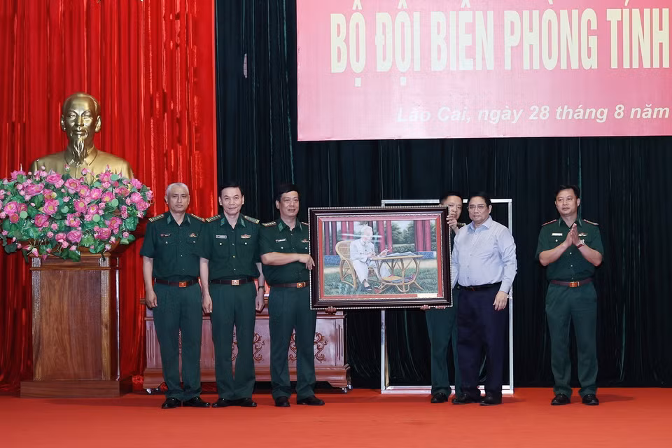 Thủ tướng Phạm Minh Chính tặng bức ảnh chân dung Chủ tịch Hồ Chí Minh cho Bộ Chỉ huy Bộ đội Biên phòng tỉnh Lào Cai. (Ảnh: Dương Giang/TTXVN)