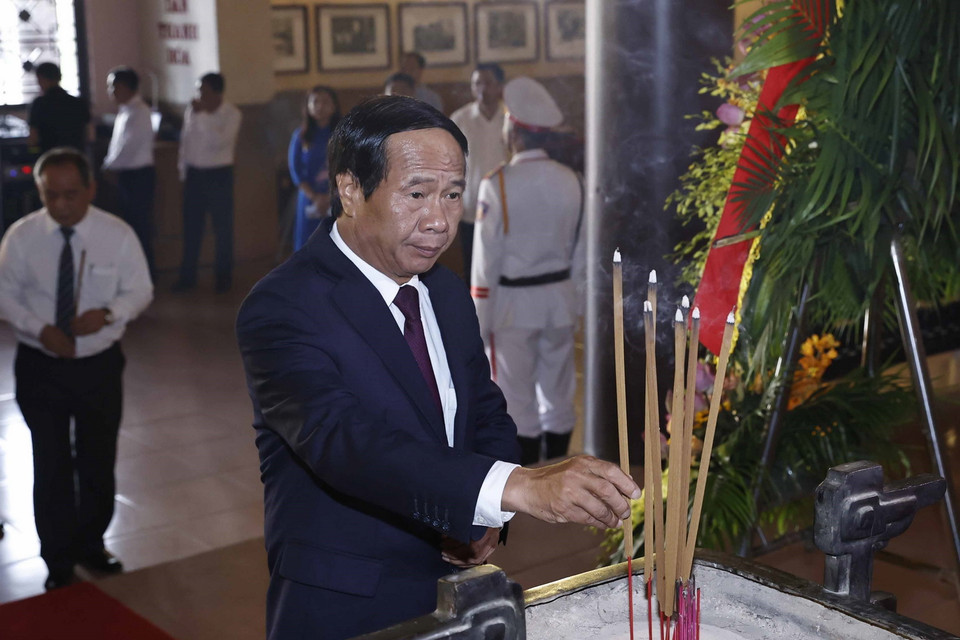 Phó Thủ tướng Lê Văn Thành dâng hương tại Khu văn hoá tưởng niệm Bác Hồ. (Ảnh: Thống Nhất/TTXVN)