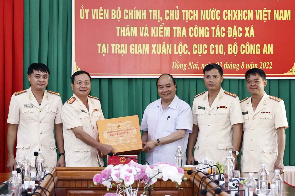 Chủ tịch nước Nguyễn Xuân Phúc tặng quà cho Trại giam Xuân Lộc. (Ảnh: Thống Nhất/TTXVN)