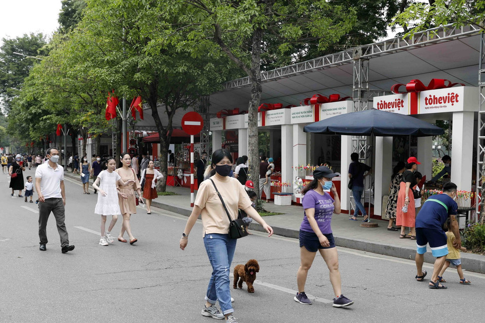 Đông đảo người dân tham gia trên tuyến phố đi bộ quanh Hồ Gươm. (Ảnh: Trần Việt/TTXVN)