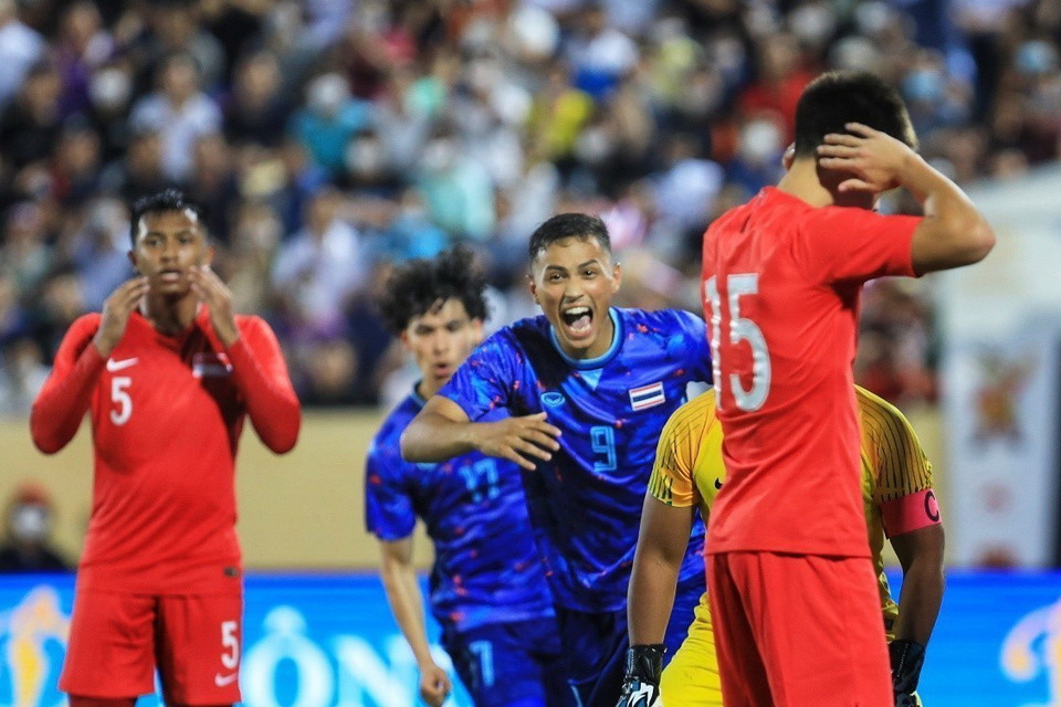 Các cầu thủ U23 Thái Lan vui mừng khi có bàn thắng thứ 2 ở phút 48 từ pha "đốt lưới nhà" của tiền vệ Ian Steward phía U23 Singapore. (Ảnh: Tuấn Anh/TTXVN)