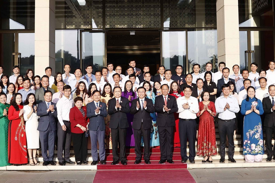 Chủ tịch Quốc hội Vương Đình Huệ với đại biểu. (Ảnh: Doãn Tấn/TTXVN)