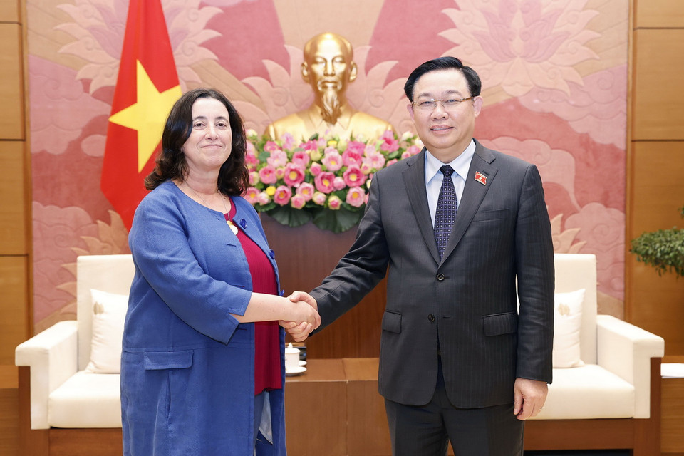 Chiều 22/3, tại Nhà Quốc hội, Chủ tịch Quốc hội Vương Đình Huệ tiếp bà Manuela V. Ferro, Phó Chủ tịch Ngân hàng Thế giới phụ trách khu vực Đông Á và Thái Bình Dương. (Ảnh: Doãn Tấn/TTXVN)