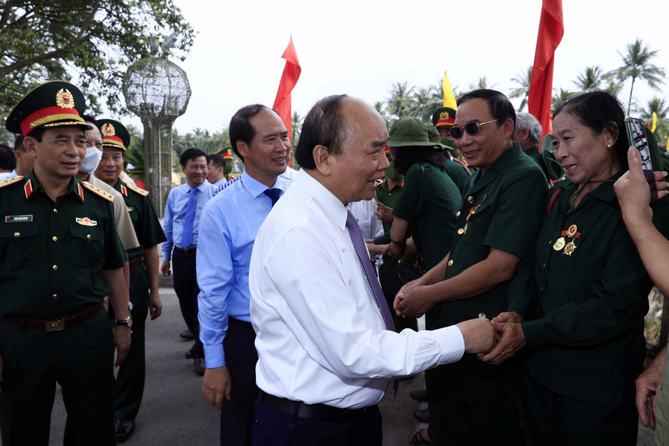 Chủ tịch nước Nguyễn Xuân Phúc với các cựu chiến binh đến dâng hương tưởng niệm các Anh hùng liệt sỹ tại Thành cổ Quảng trị. (Ảnh: Thống Nhất/TTXVN)