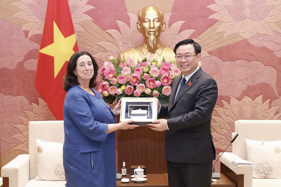 Chủ tịch Quốc hội Vương Đình Huệ tặng quà lưu niệm cho bà Manuela V. Ferro, Phó Chủ tịch Ngân hàng Thế giới phụ trách khu vực Đông Á và Thái Bình Dương. (Ảnh: Doãn Tấn/TTXVN)