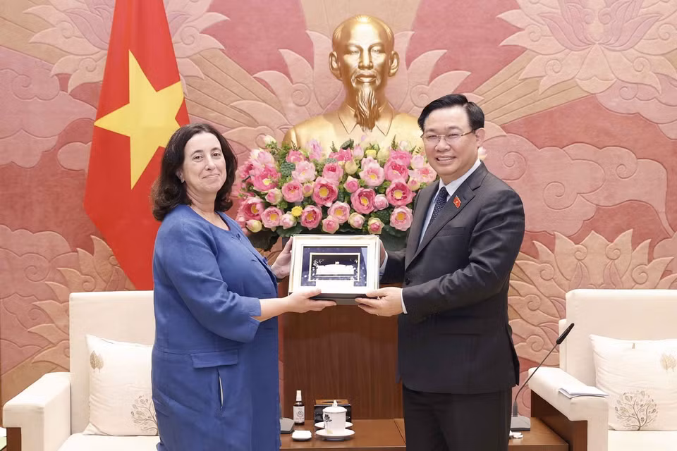 Chủ tịch Quốc hội Vương Đình Huệ tặng quà lưu niệm cho bà Manuela V. Ferro, Phó Chủ tịch Ngân hàng Thế giới phụ trách khu vực Đông Á và Thái Bình Dương. (Ảnh: Doãn Tấn/TTXVN)