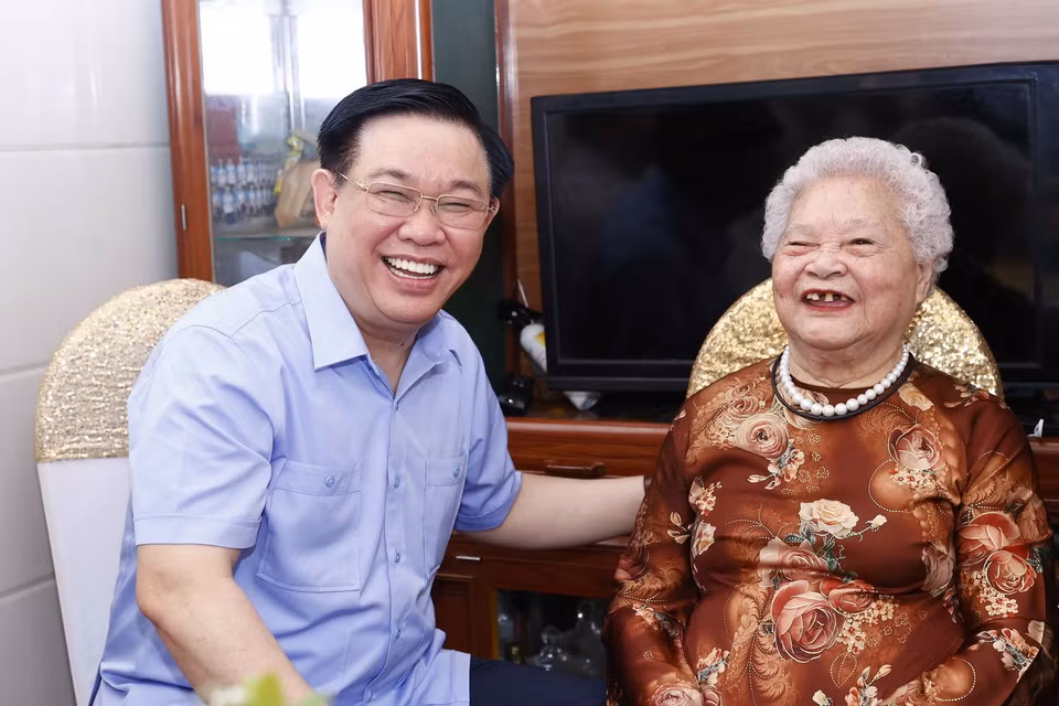 Chủ tịch Quốc hội Vương Đình Huệ và Mẹ Việt Nam Anh hùng Nguyễn Thị Kim Oanh tại phường Hồng Sơn, thành phố Vinh, tỉnh Nghệ An. (Ảnh: Doãn Tấn/TTXVN)